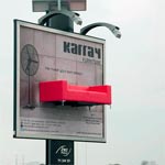 Meubles Karray colle un fauteuil sur un panneau d'affichage